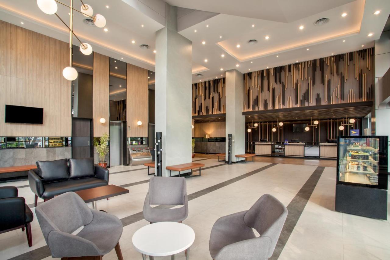 Ibis Pontianak City Center Exterior photo