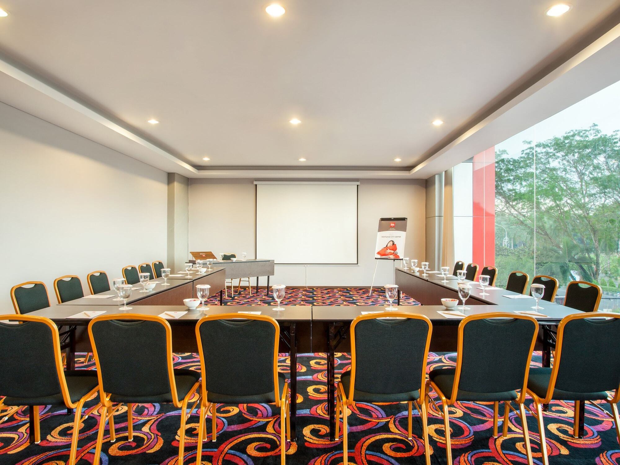 Ibis Pontianak City Center Exterior photo